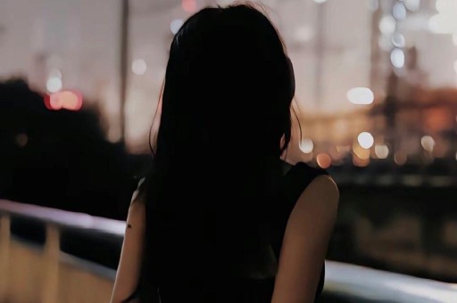 仙桃网红电梯PK女生后续：一身行头近10万过往直播被扒很有钱