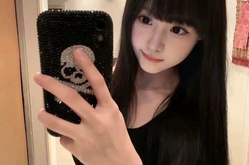 内娱女演员深夜现身KTV陪酒放下身段太拼网友：人设碎一地